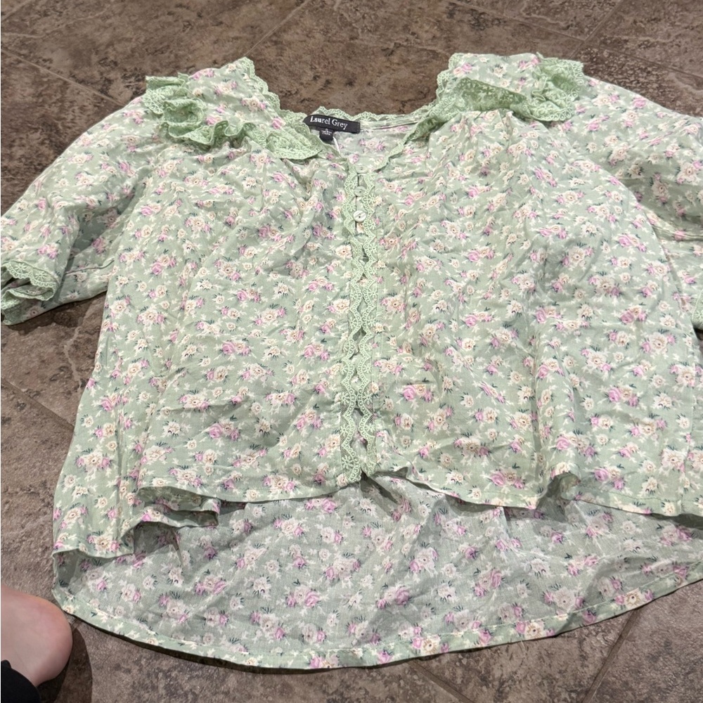 🥔Laurel Grey v neck Mint and purple Floral Ruffle Blouse